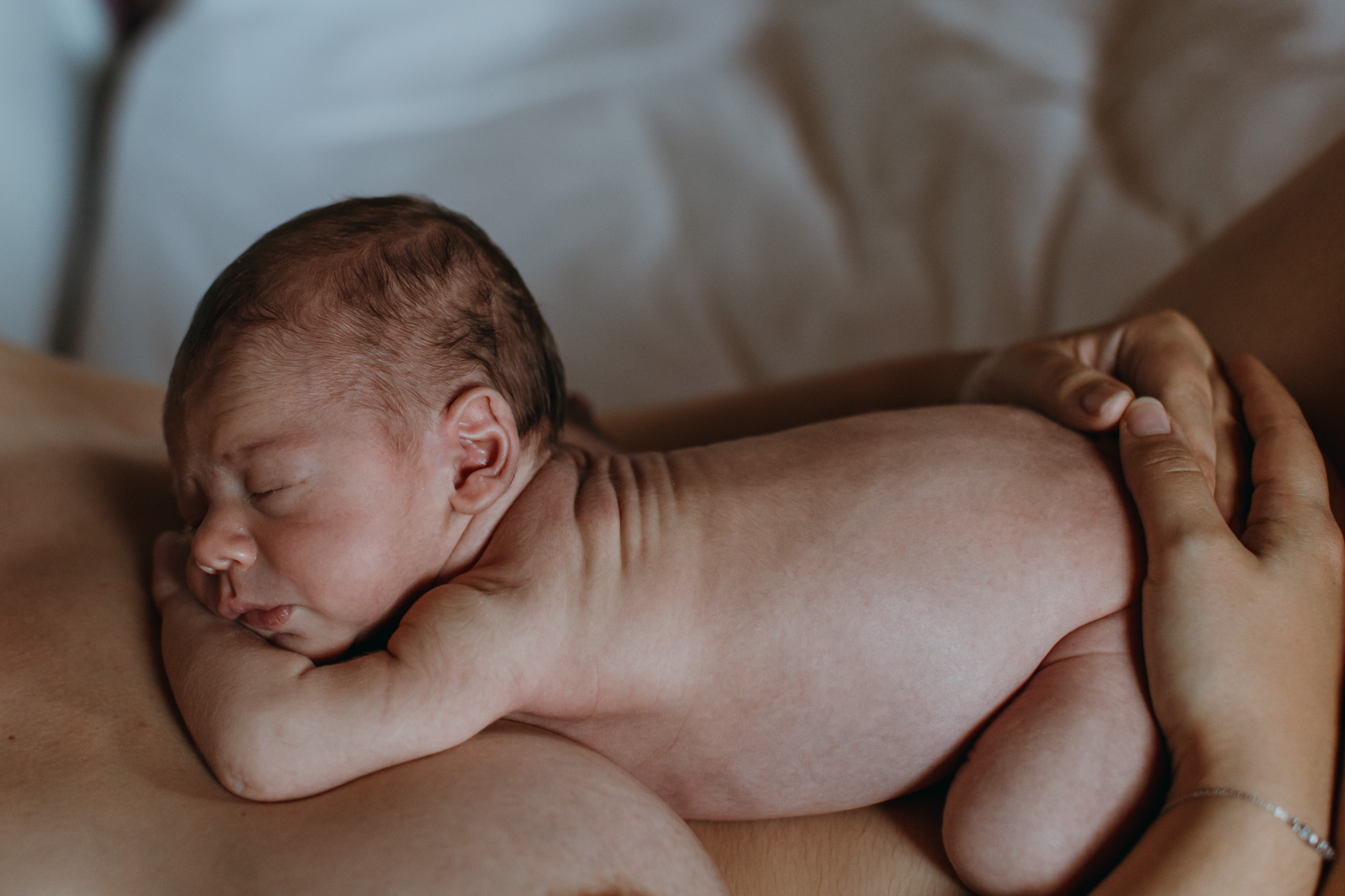 Vanessa Amiot - photographe nouveau-né thonon -photographe thonon - photographe bébé thonon - peau à peau -