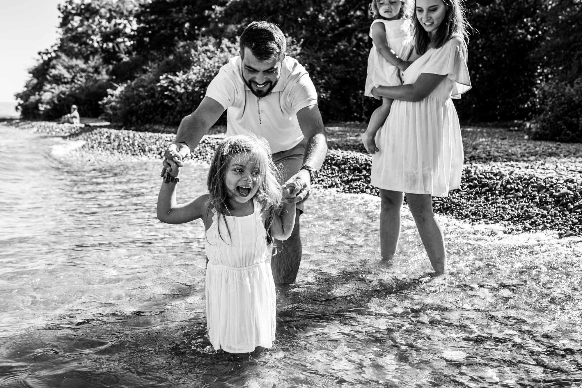 Vanessa Amiot photographe-photographe lifestyle thonon -photographe lifestyle famille - séance famille dans l'eau - photographe famille Lac Léman