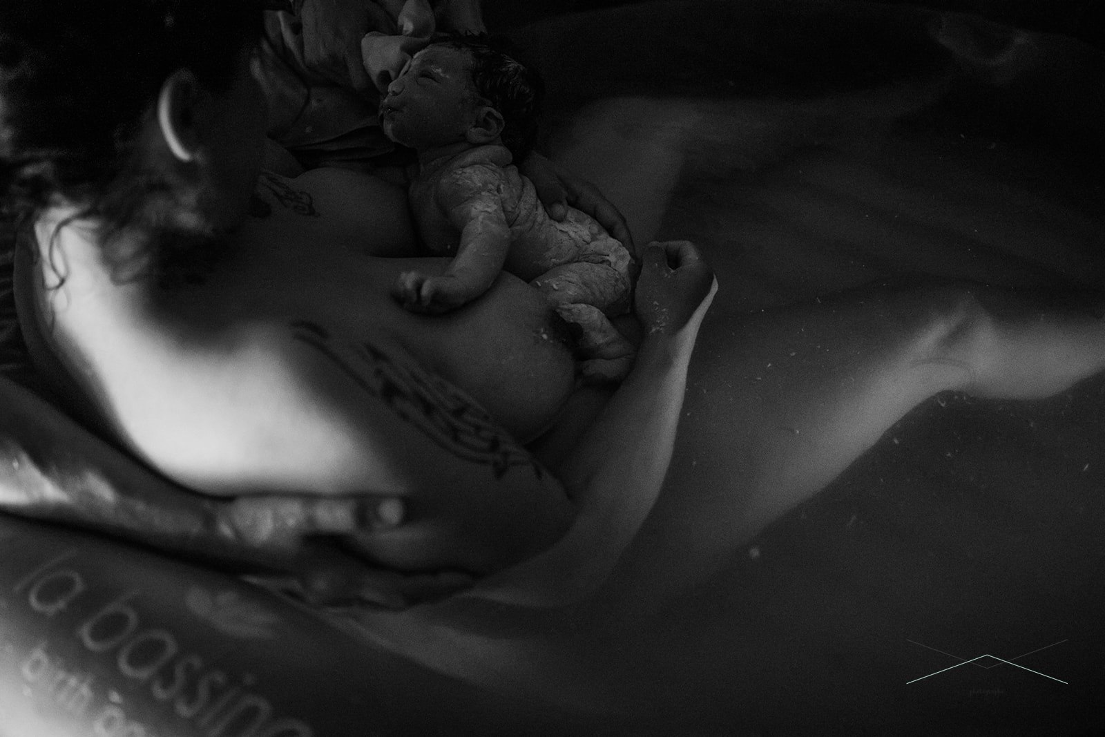 Vanessa Amiot photographe - photographe accouchement - photographe accouchement Genève -accouchement à domicile - photographe accouchement Haute Savoie-