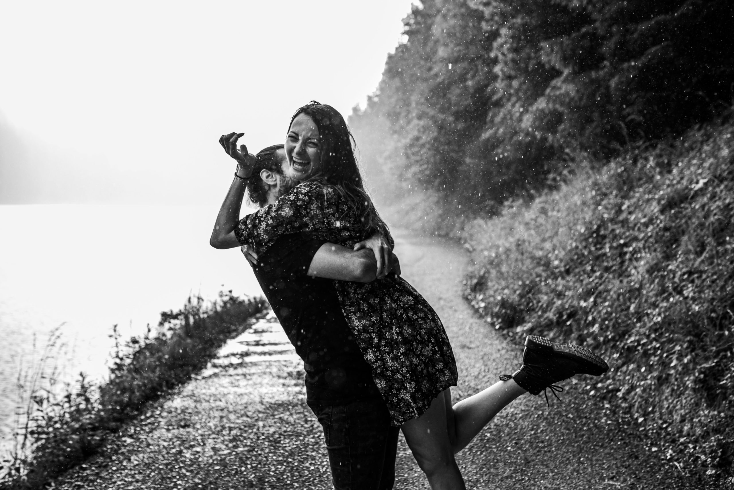 Vanessa Amiot - photographe thonon - photographe Haute Savoie- photographe couple thonon - photo sous la pluie -