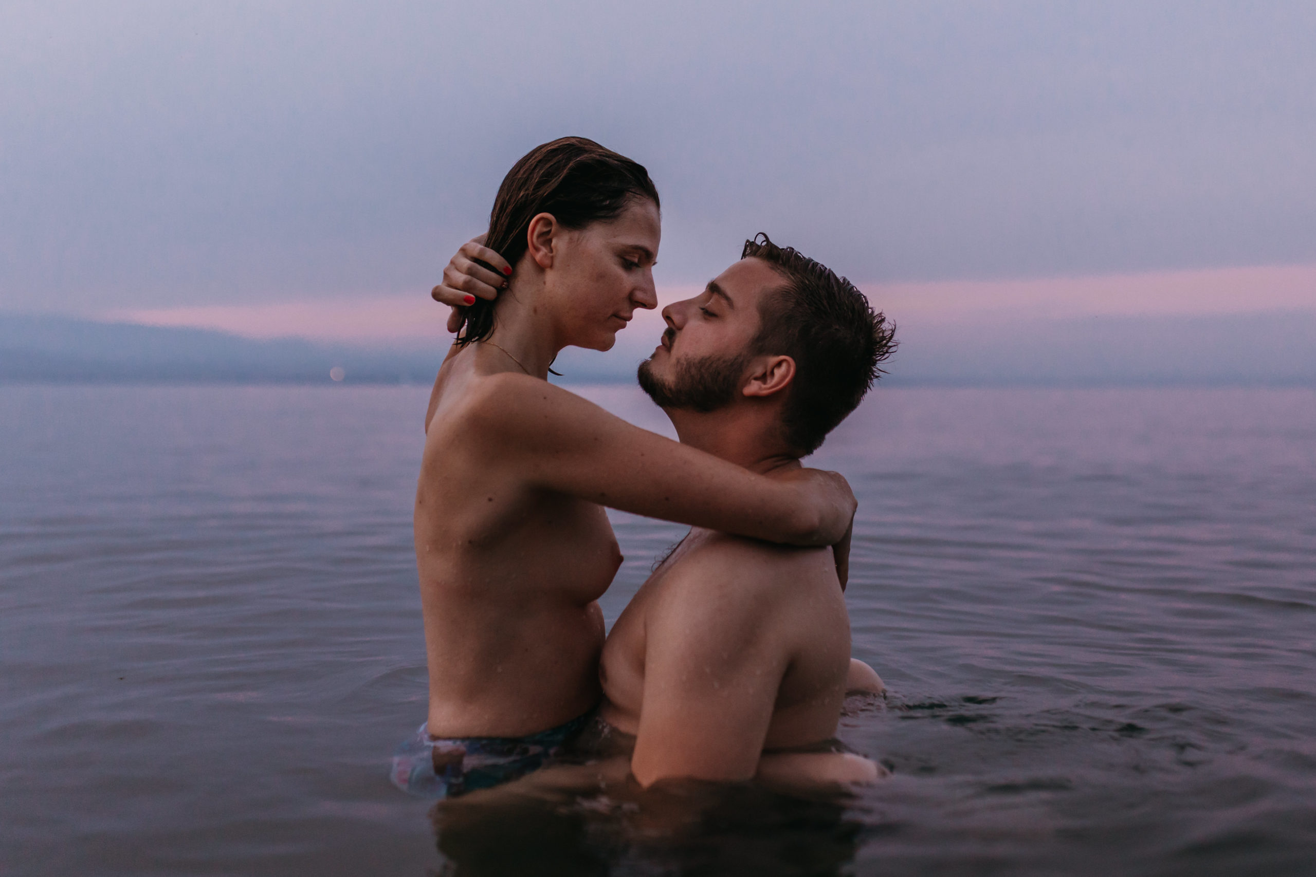 Vanessa Amiot - photographe thonon - photographe lac Léman - séance lac Léman -couple lac Léman - séance couple intime - séance photo dans l'eau -