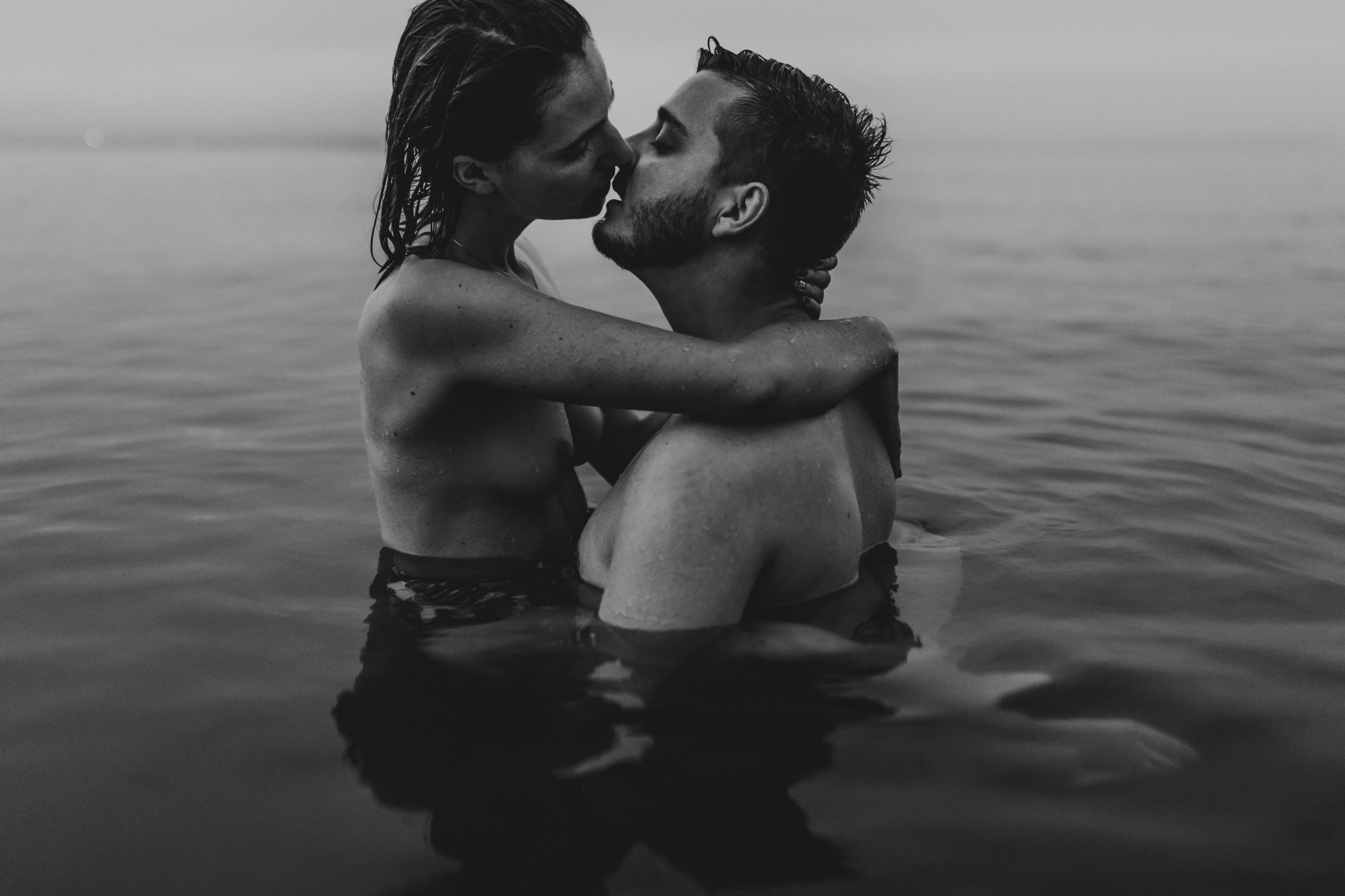 Vanessa Amiot - photographe thonon - photographe lac Léman - séance lac Léman -couple lac Léman - séance couple intime - séance photo dans l'eau -