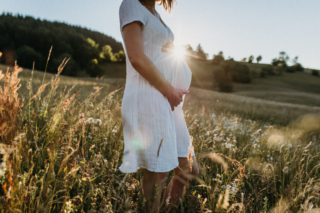 Vanessa Amiot photographe - Photographe thonon - photographe grossesse thonon - photographies de grossesse en extérieur -