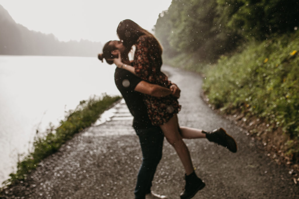 Vanessa Amiot photographe - photographe thonon - couple sous la pluie- séance sous la pluie- photos sous la pluie -