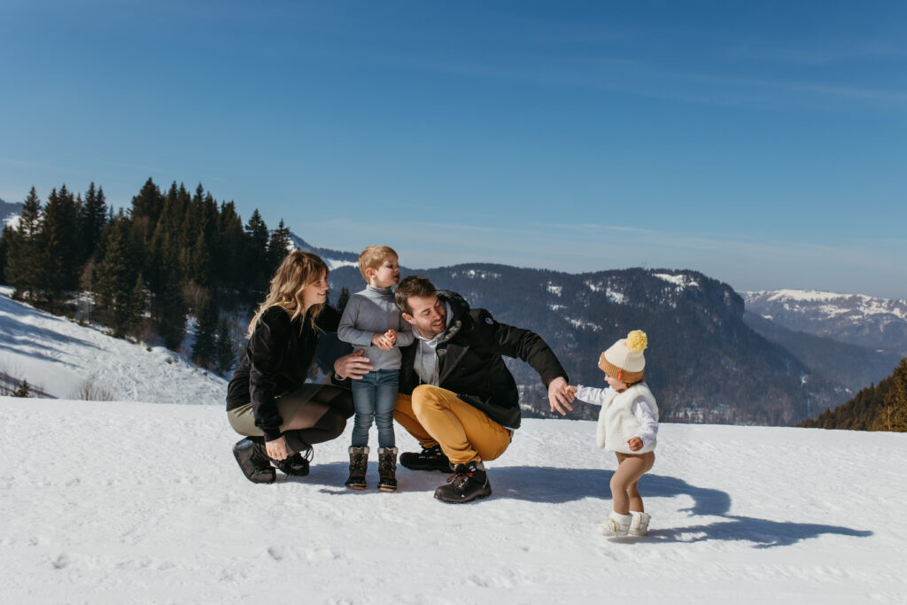 photographe famille lifestyle thonon - seance photo famille en hiver - vanessa amiot photographe